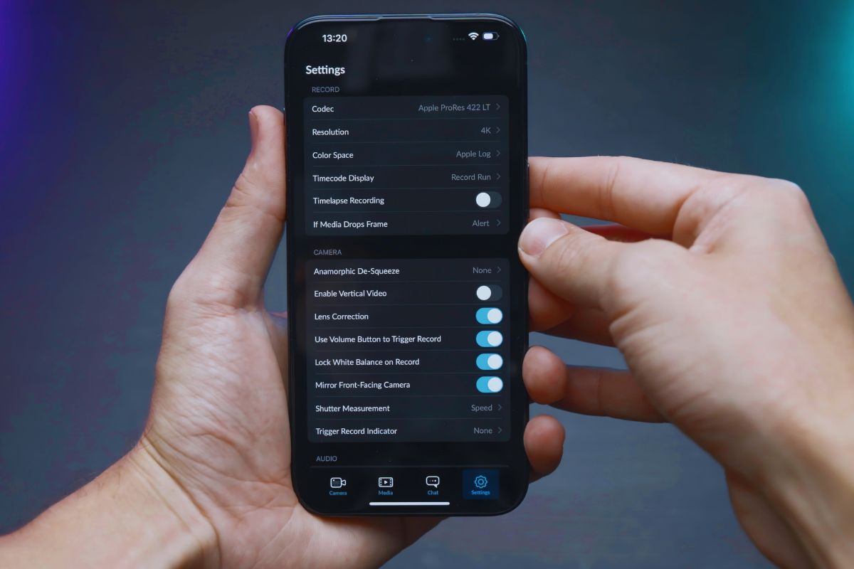 Persona che controlla le impostazioni dell'iPhone