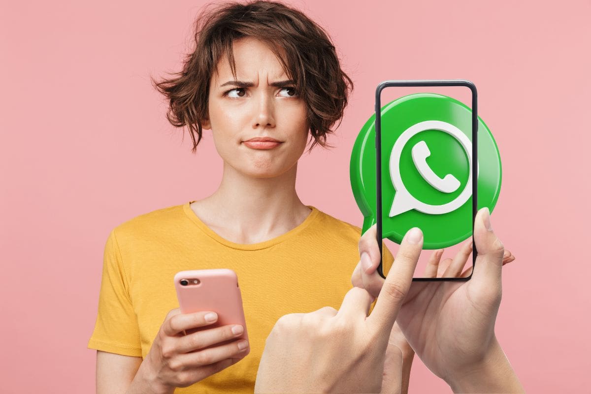 donna sospettosa con smartphone in mano e logo whatsApp