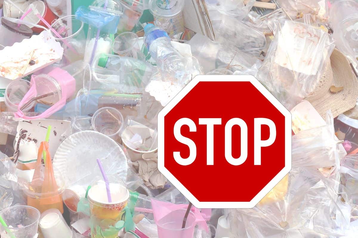 plastica rifiuti con segnale stop