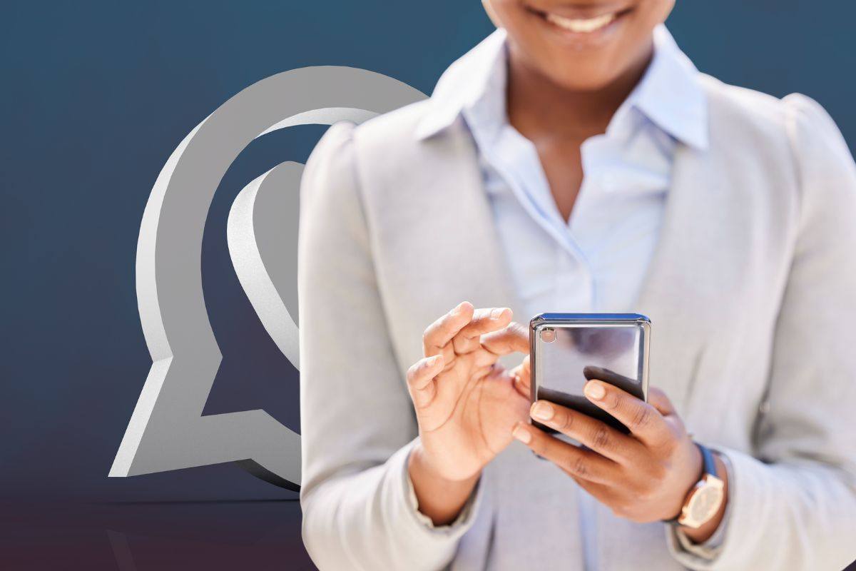 Ragazza sorridente al telefono