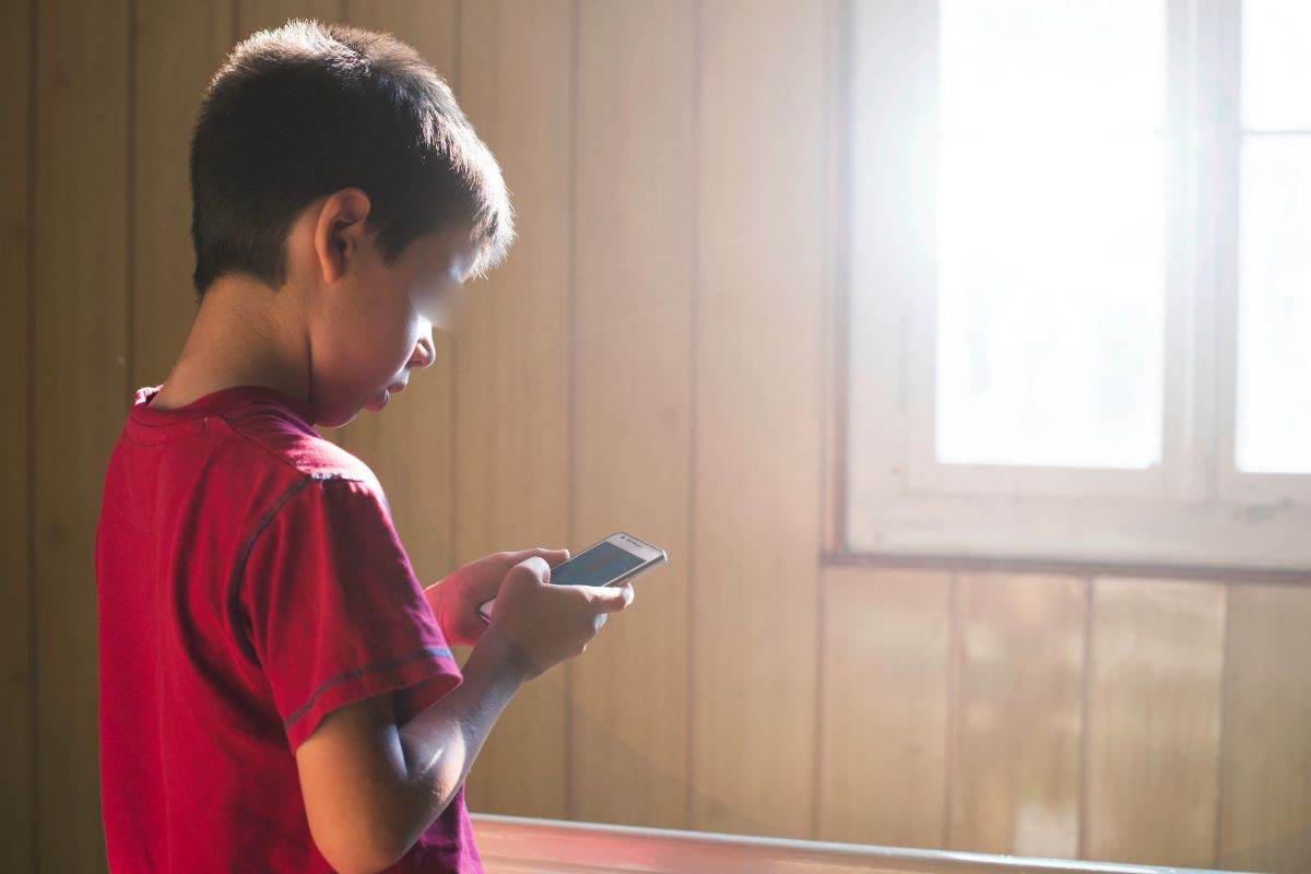 Bimbo con smartphone in mano