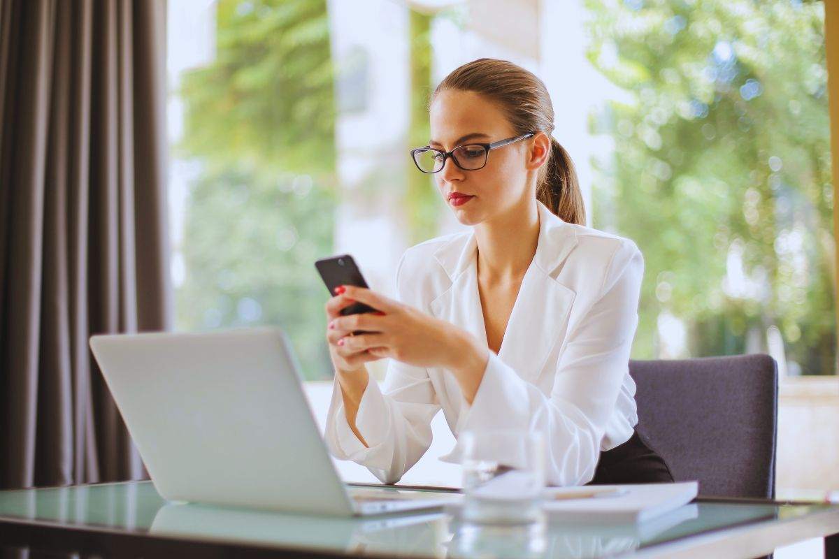 Donna che controlla lo smartphone