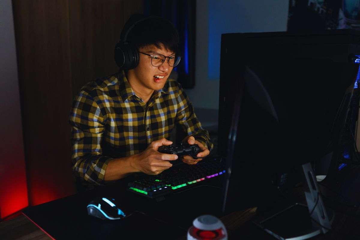 Ragazzo nervoso che gioca ai videogame