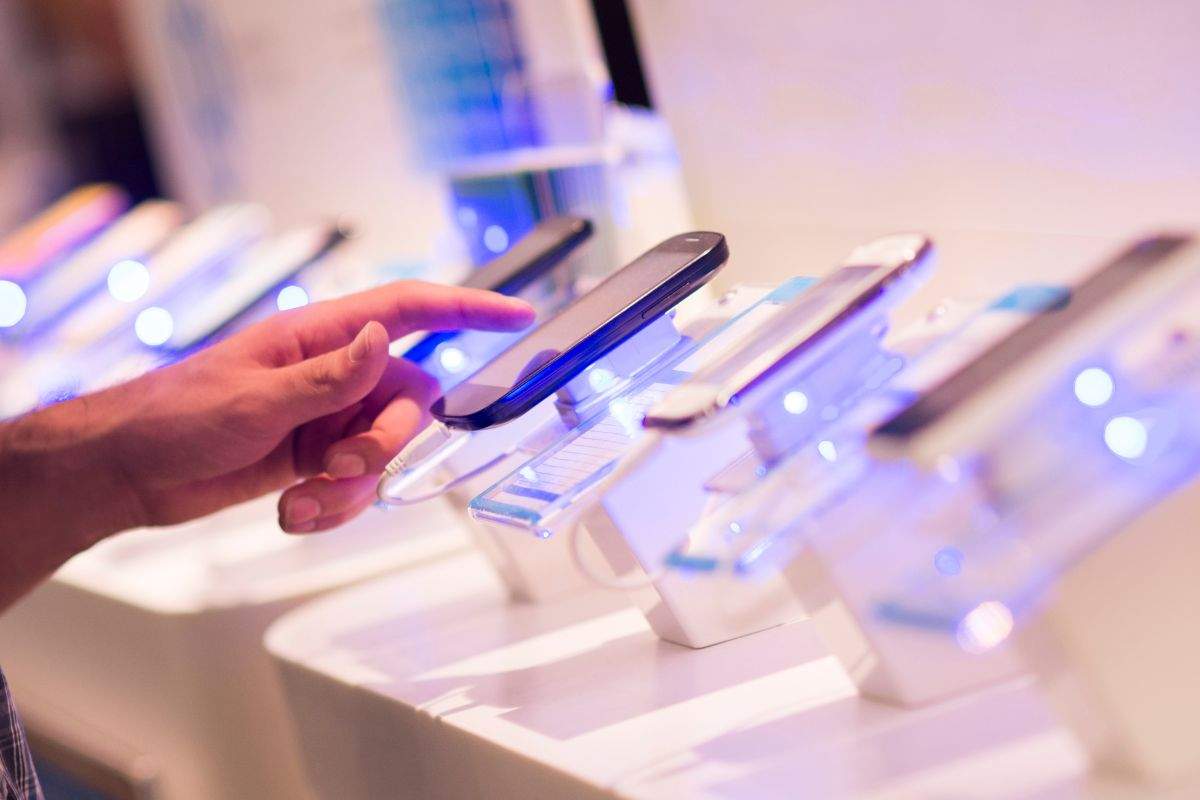 Scelta di uno smartphone in un negozio di telefonia