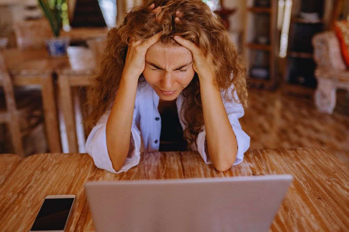 Donna che si dispera davanti a PC