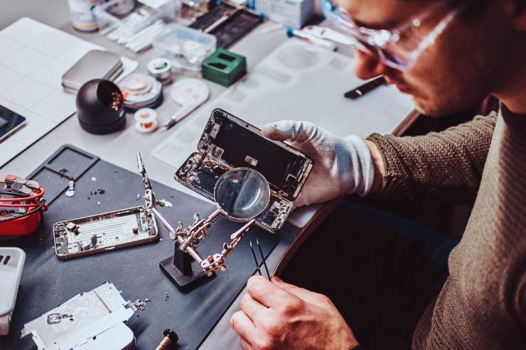 Tecnico che controlla l'hardware di uno smartphone