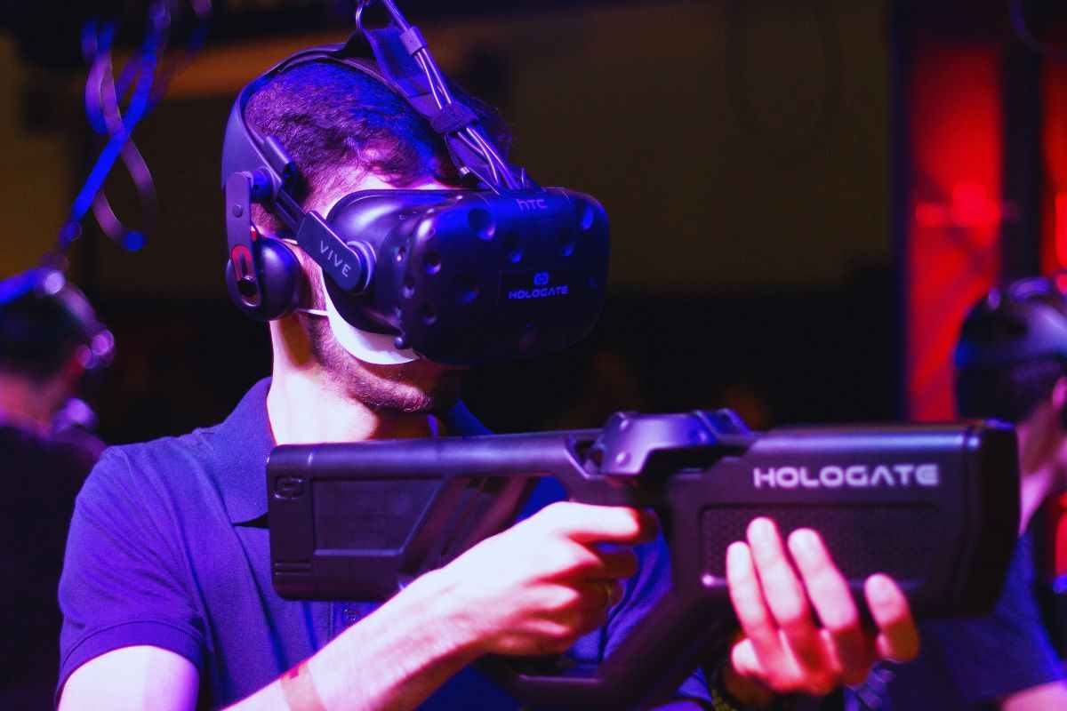 Ragazzo che gioca con la realtà virtuale