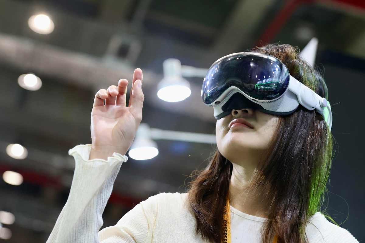 Donna che indossa il Vision Pro di Apple