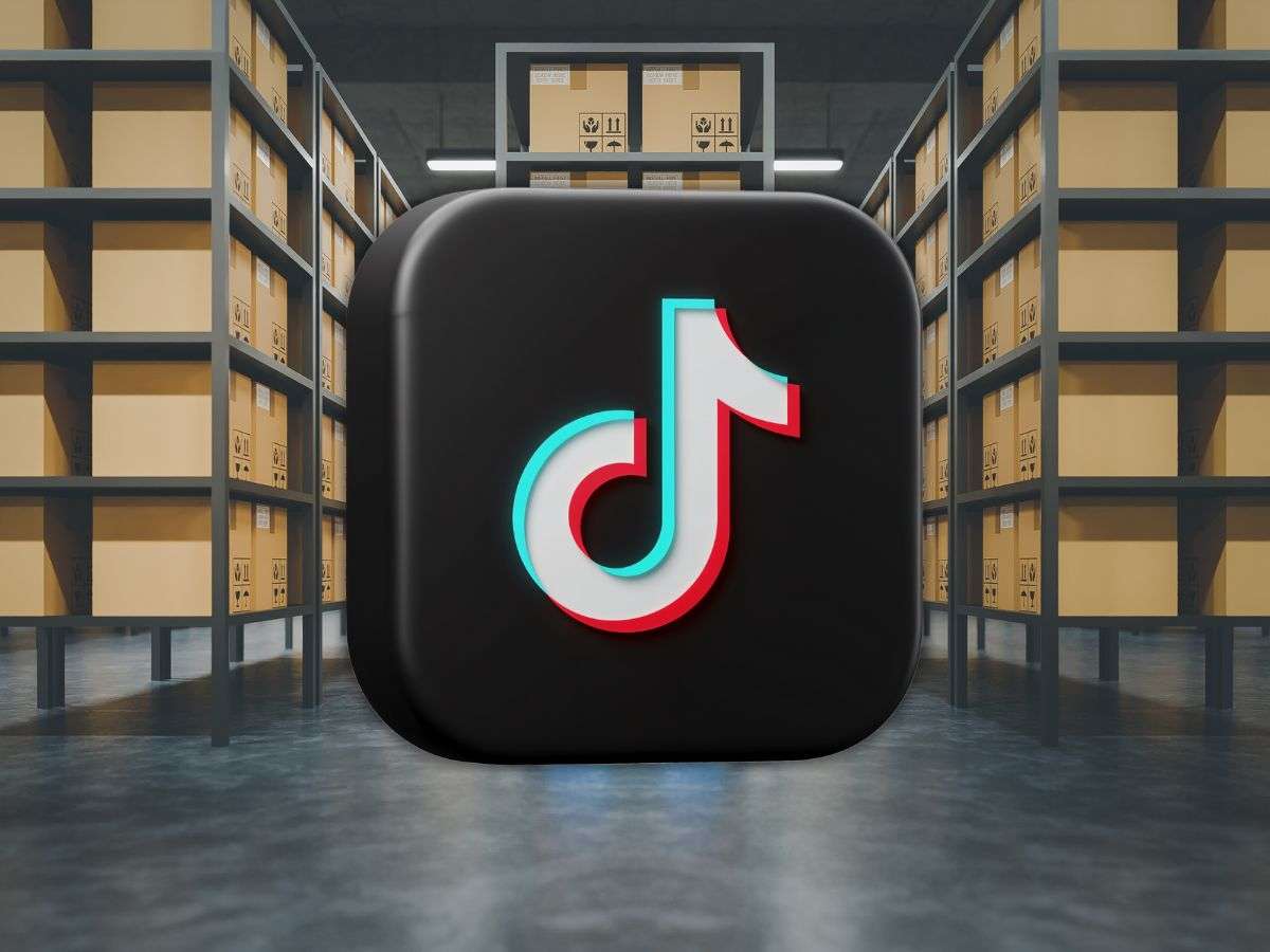 app di TikTok in 3D su un magazzino pieno di scatoloni