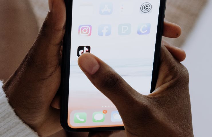 persona che clicca sull'app di TikTok