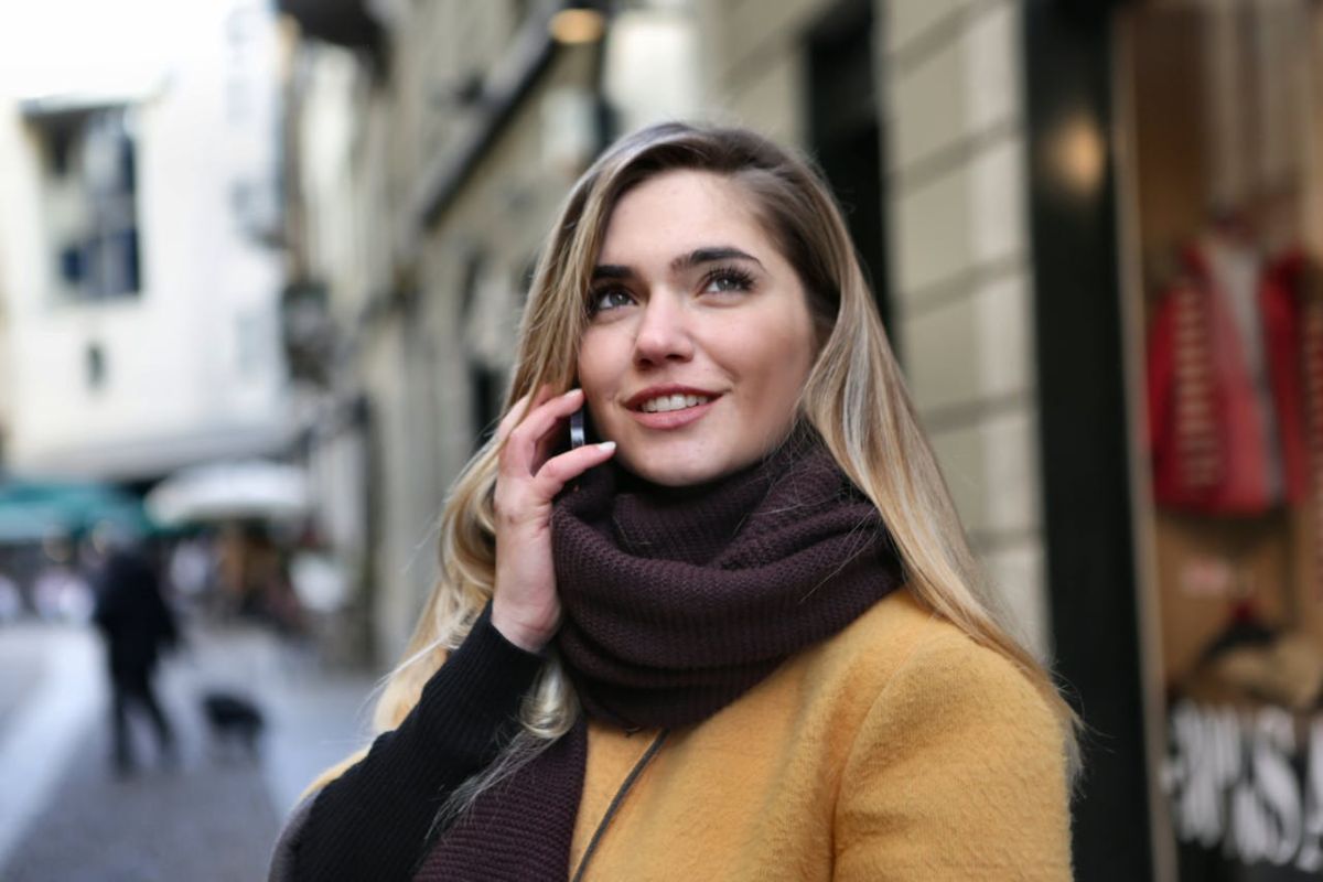 Ragazza che parla allo smartphone