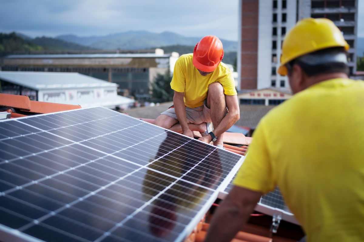 installatori di pannelli solari a lavoro