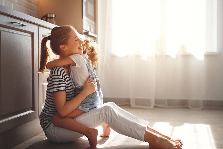 mamma e figlia si abbracciano