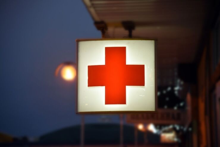 Simbolo del Pronto Soccorso, croce rossa su fondo bianco 