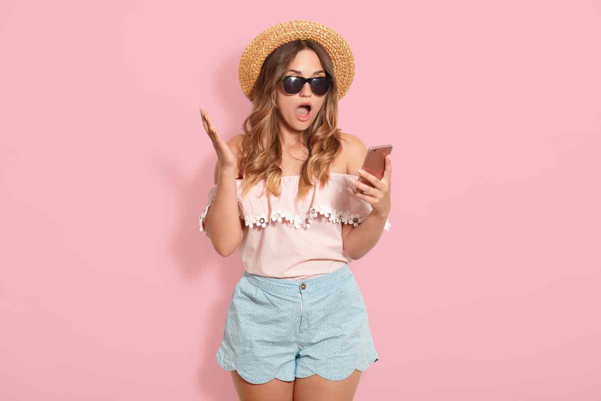 donna sorpresa con il cellulare in mano