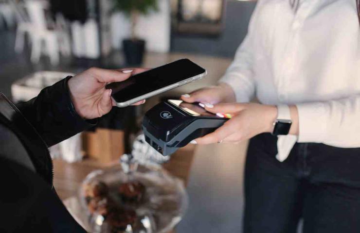 donna che paga con lo smartphone