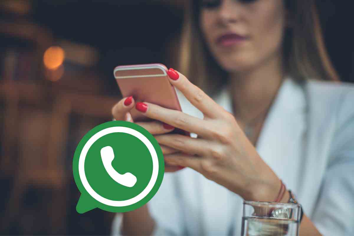 donna che usa lo smartphone