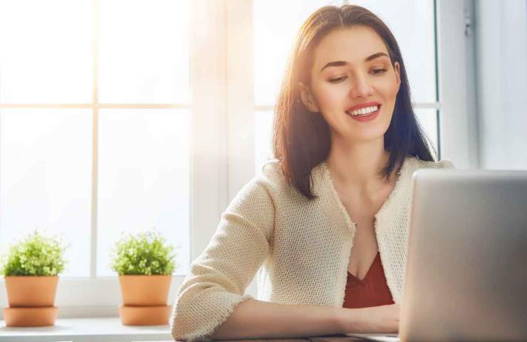 donna al pc sorridente
