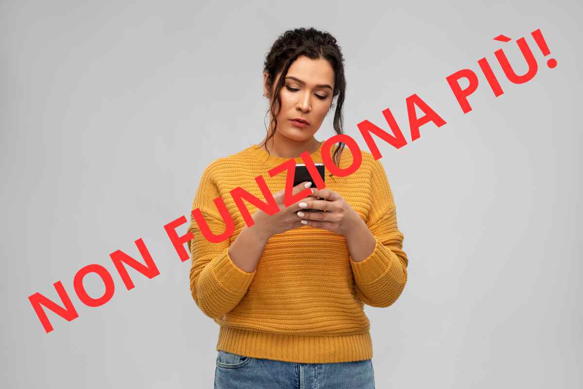 donna con in mano lo smartphone e la scritta non funziona più