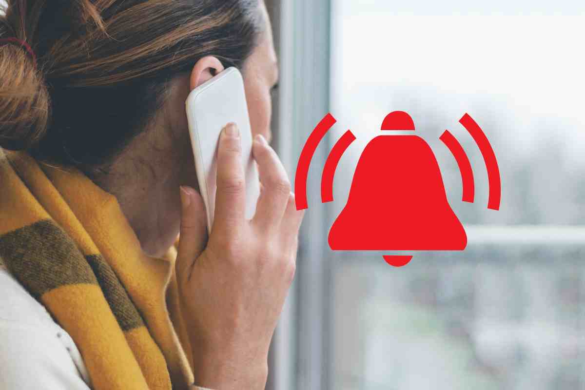donna al telefono con campanella rossa