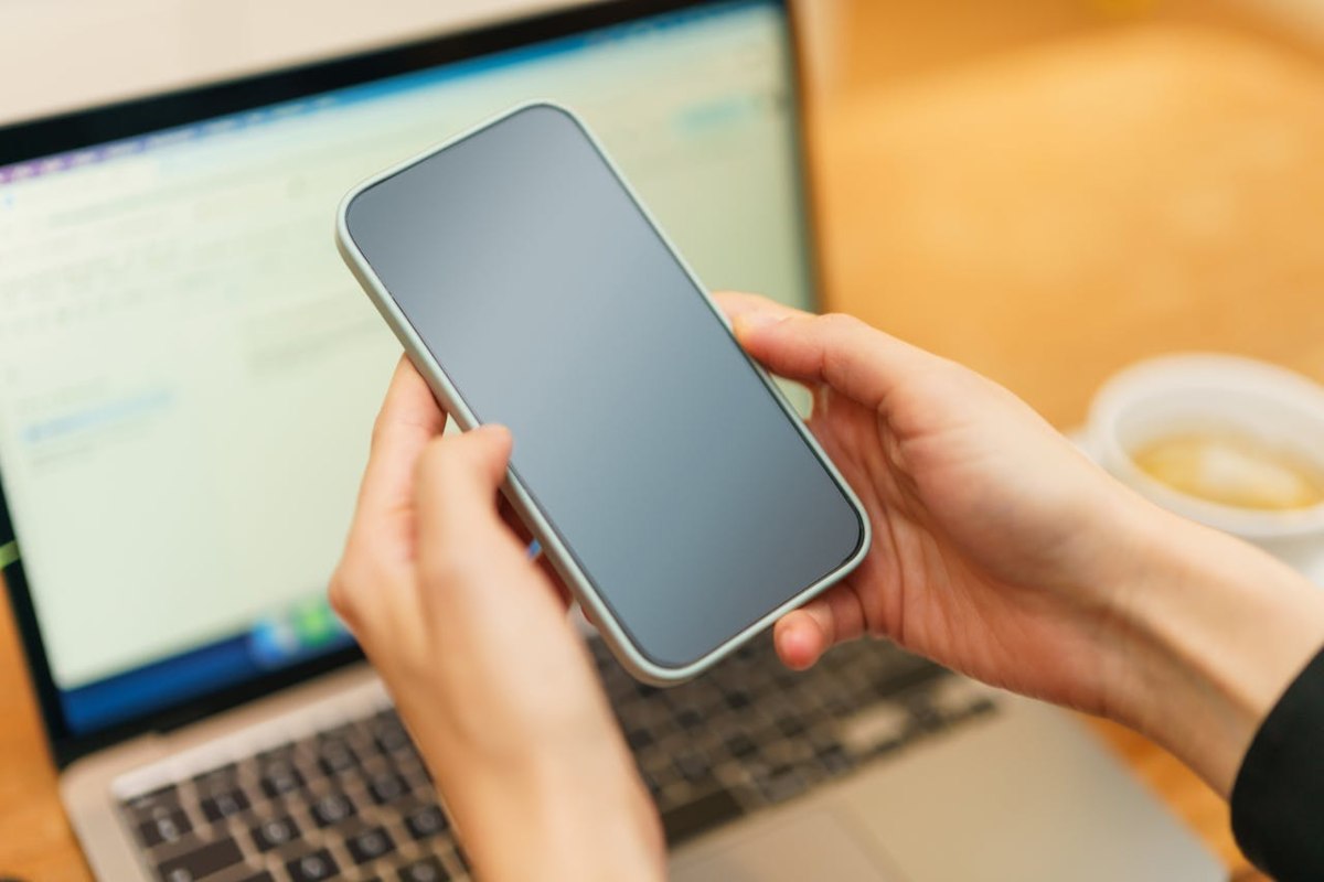 Smartphone con schermo spento