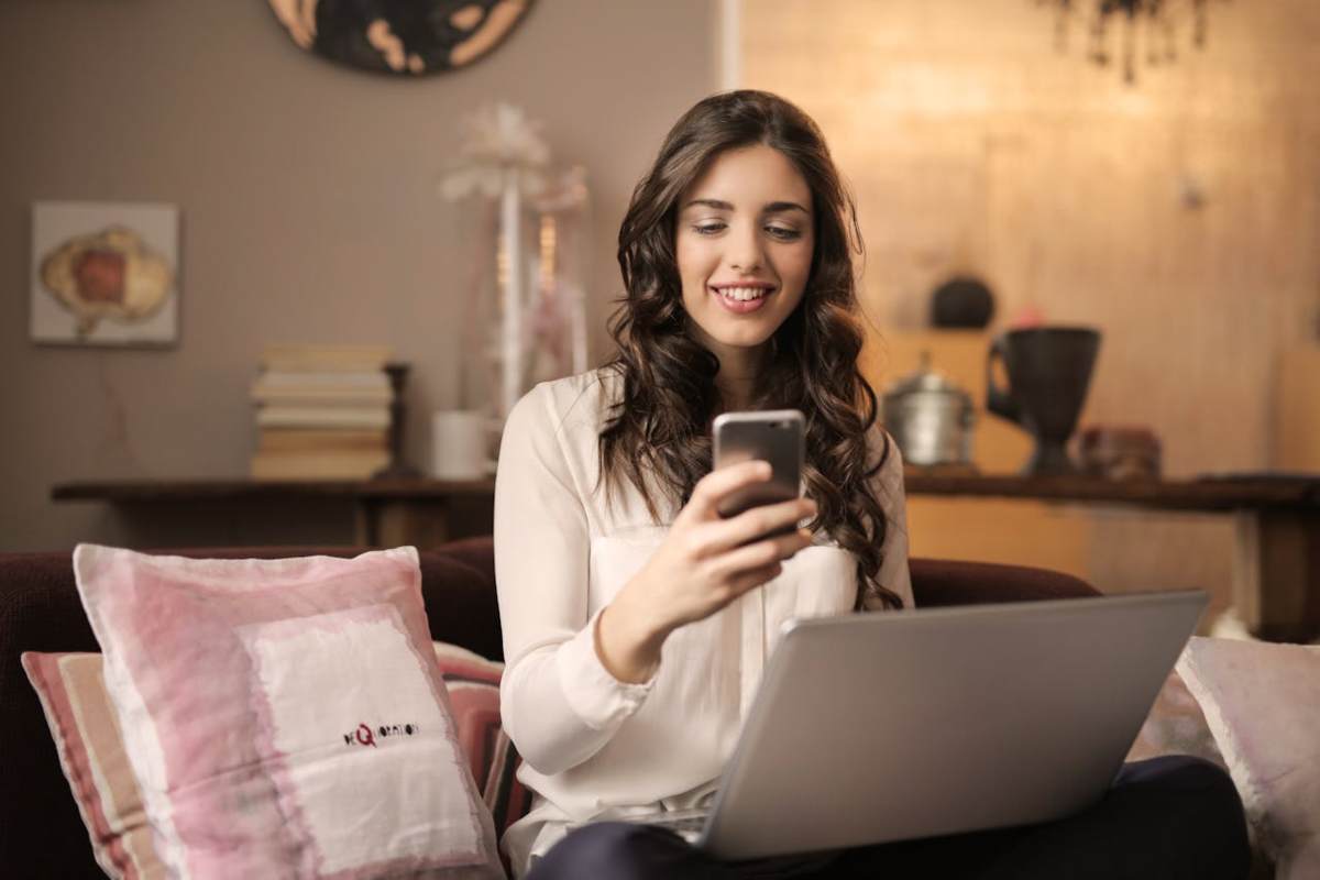 Ragazza allo smartphone