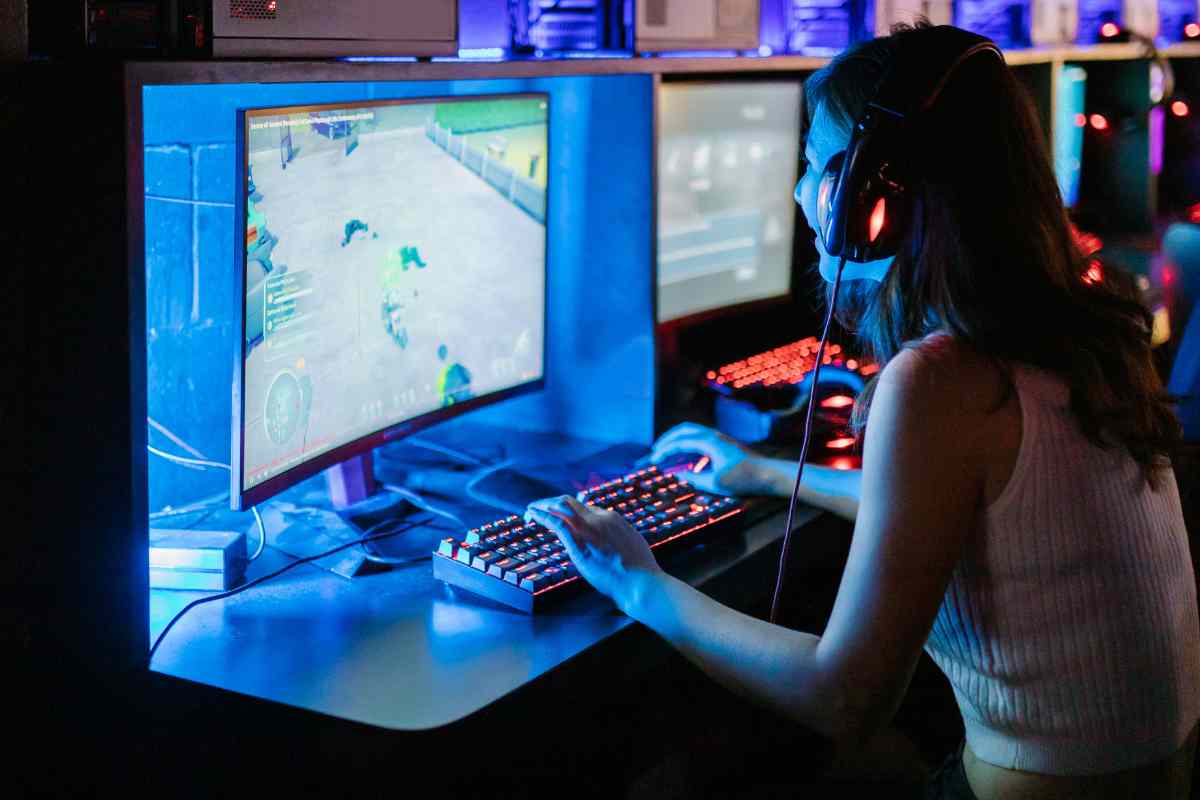 ragazza che gioca a l pc