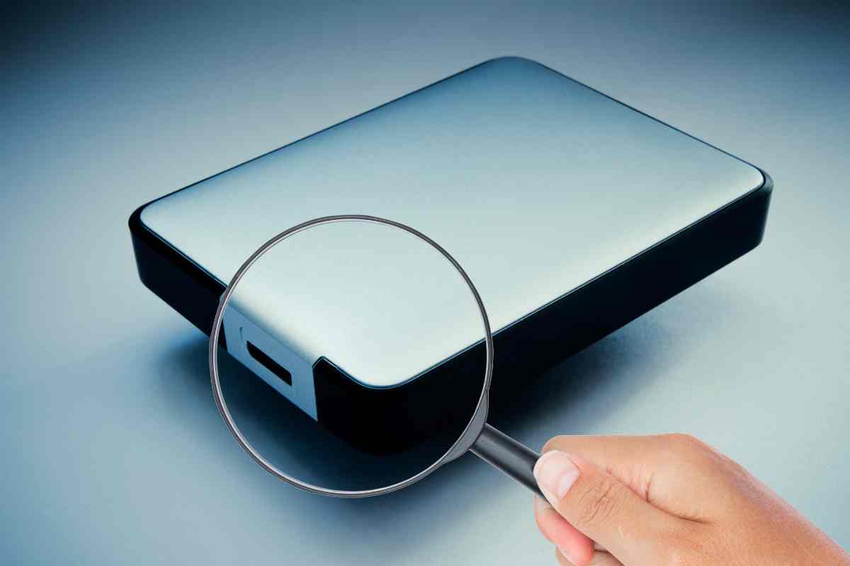 un hard disk con una lente di ingrandimento