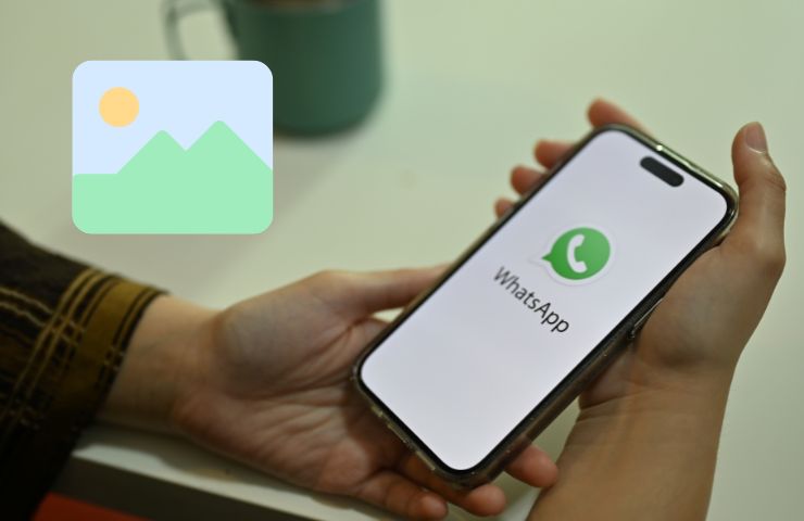 icona di un'immagine su foto di persona che tiene in mano uno smartphone con icona whatsapp