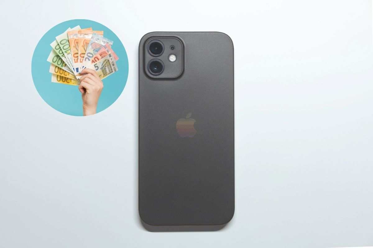 smartphone e soldi in una mano