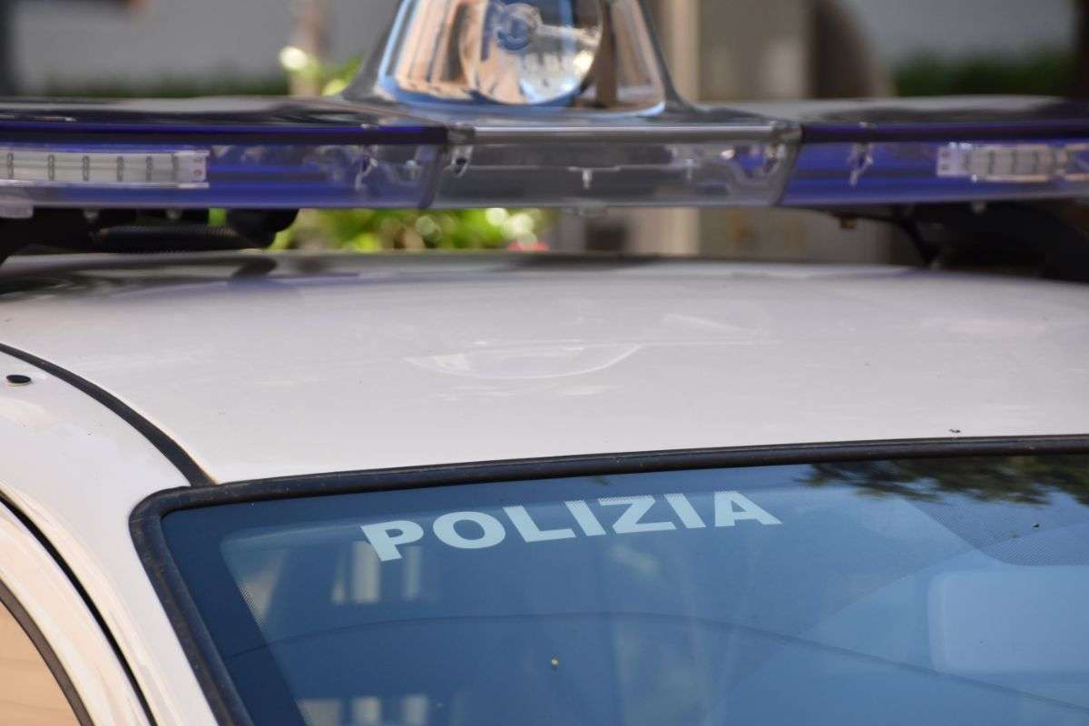 auto della polizia italiana