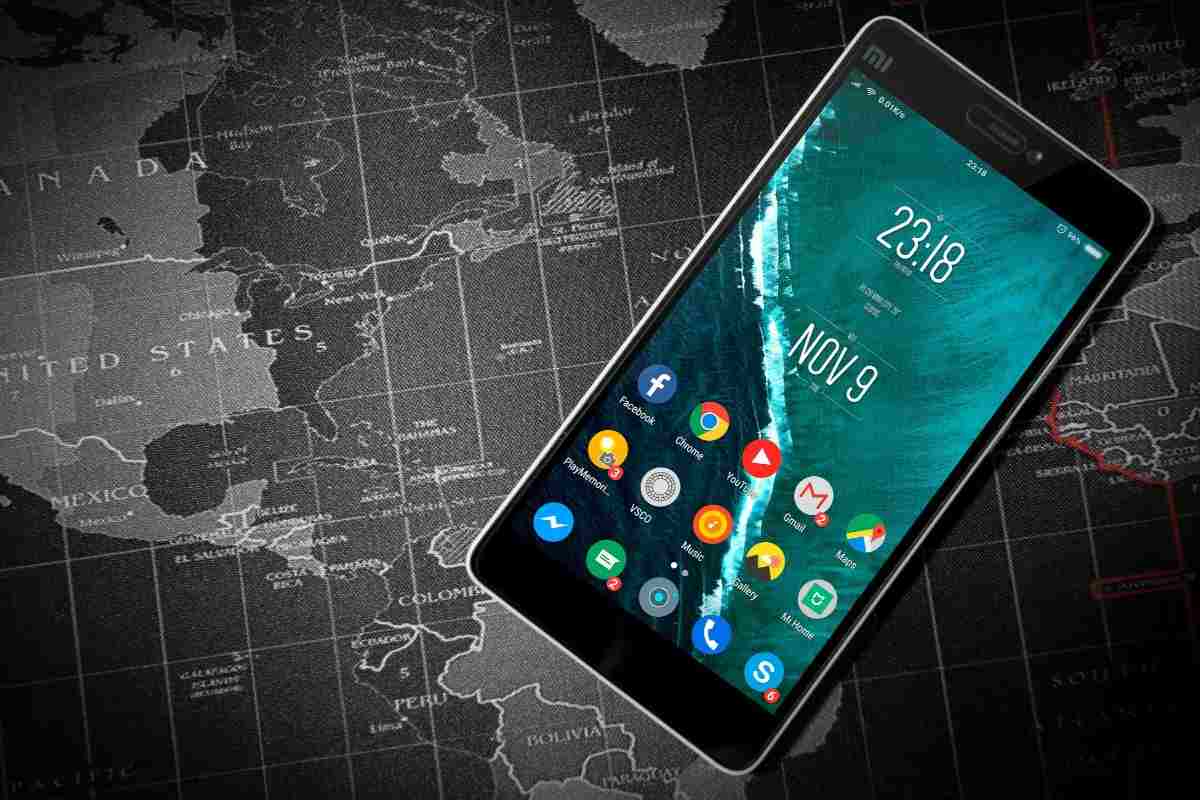 telefono smartphone su mappa del mondo