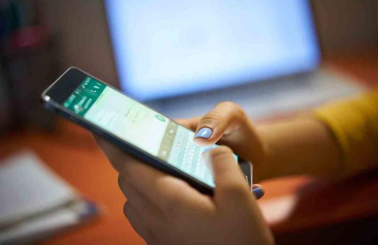 mani che usano uno smartphone
