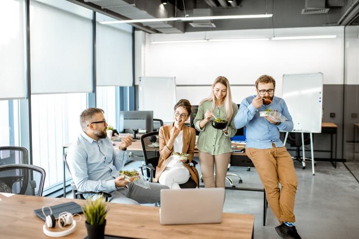 Colleghi di lavoro in ufficio a pausa pranzo 