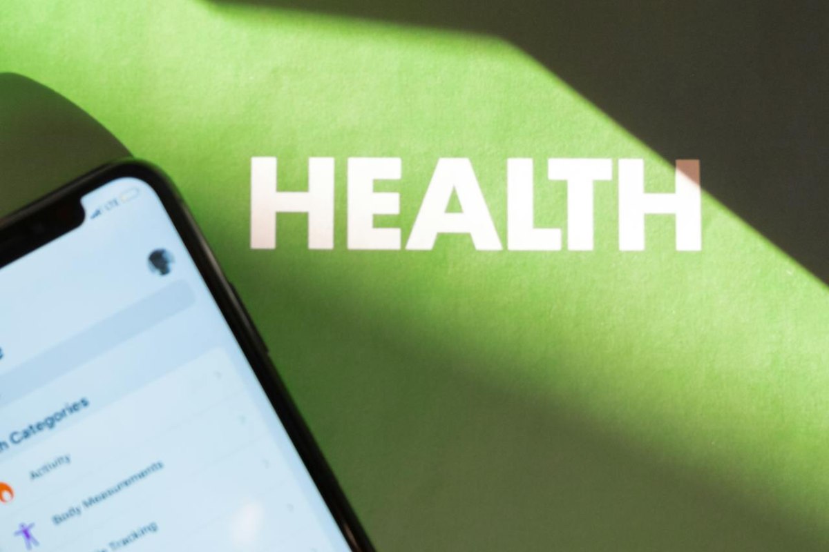 Scritta "health" accanto a smartphone