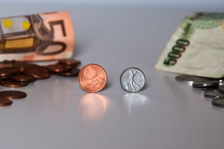 Banconota 50 euro, 2 centesimi di euro; 50 lire e 5000 lire 