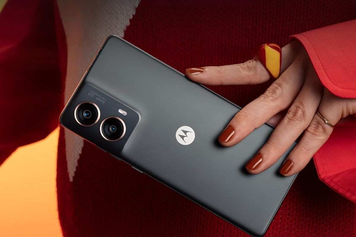 mano di donna tiene smartphone motorola