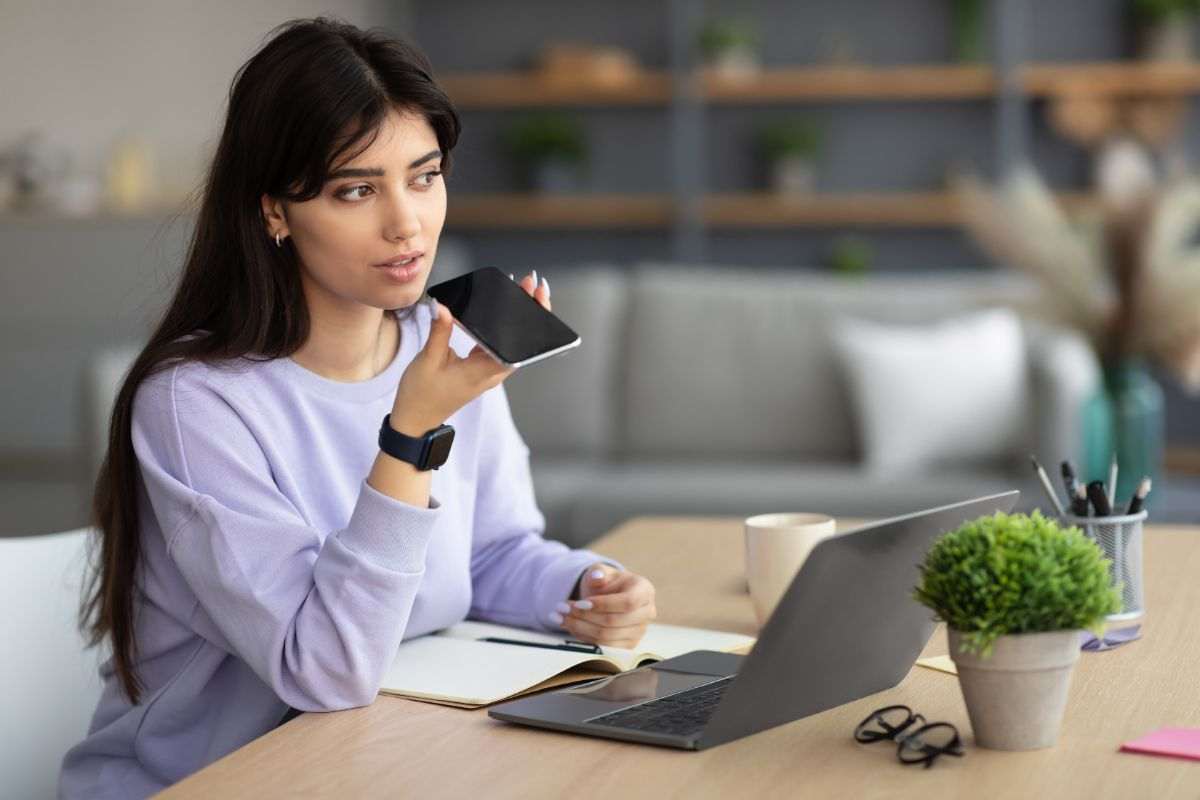 ragazza che registra un messaggio vocale