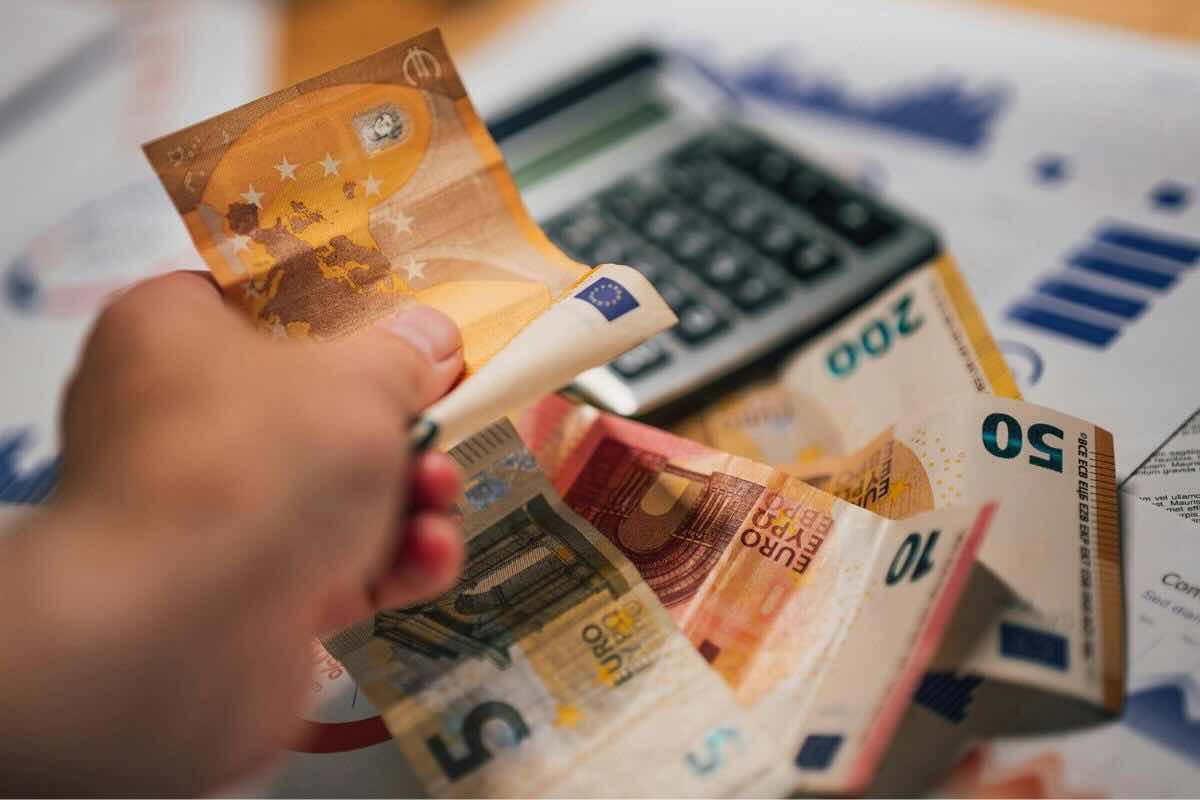 Banconote euro, calcolatrici, fogli