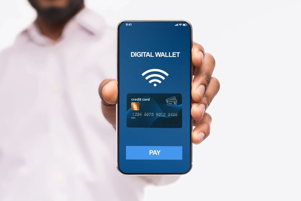 persona con telefono e app digital wallet