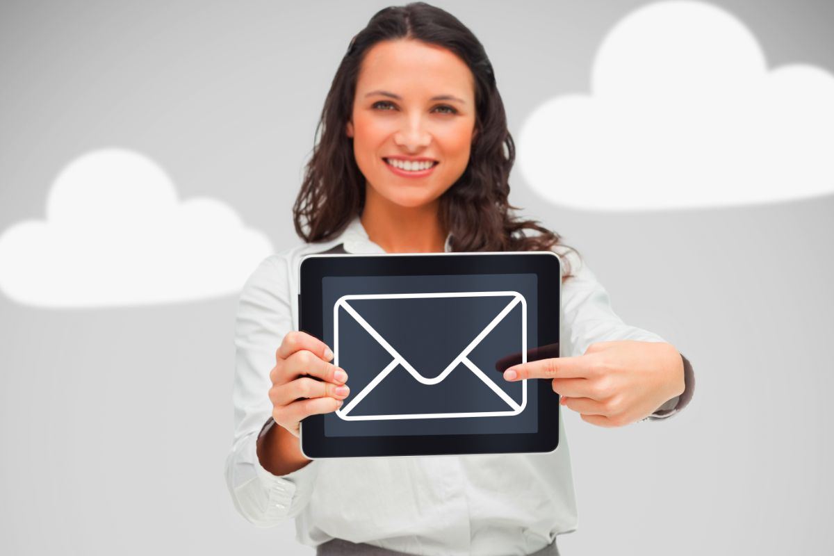ragazza con tablet e logo email