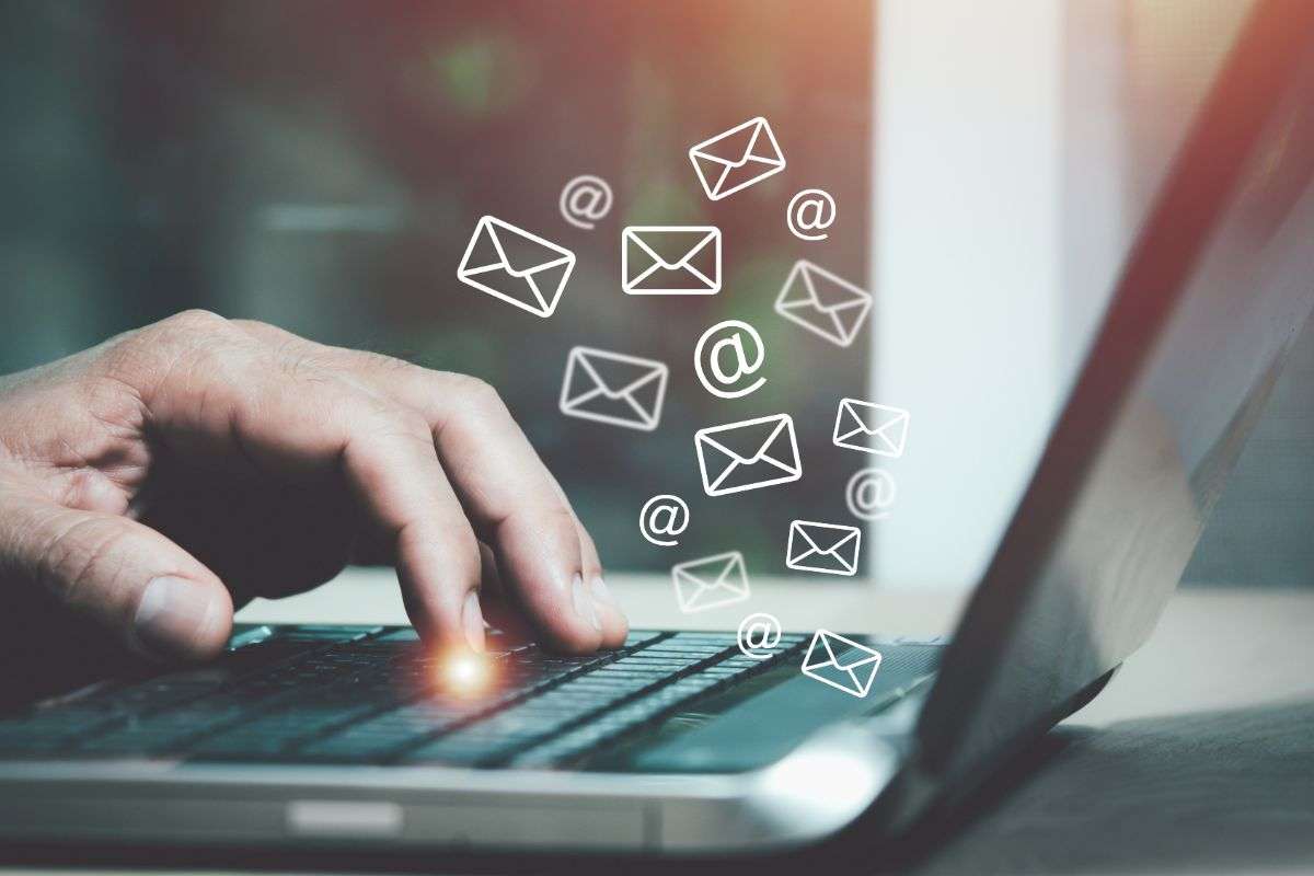 uomo che usa il pc e riceve mail
