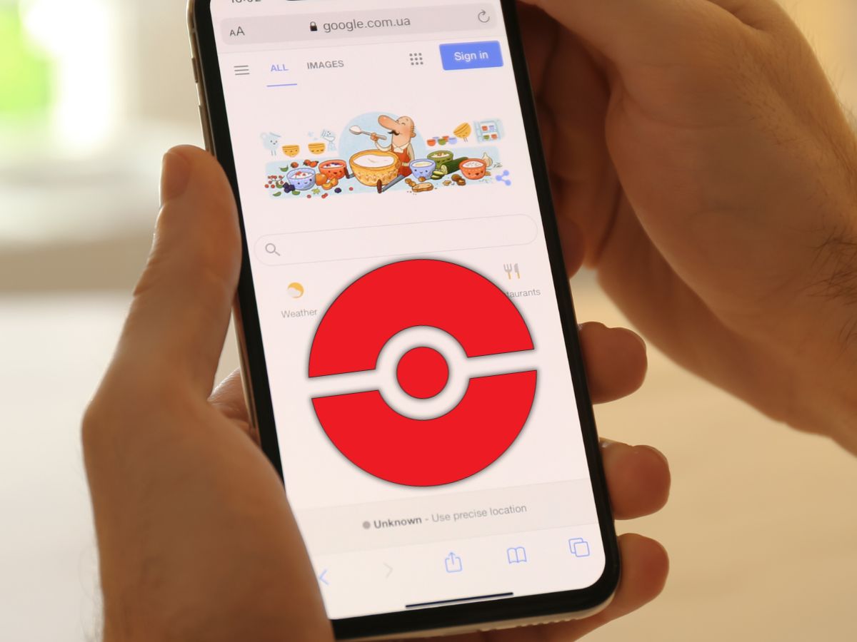 simbolo di una Poké Ball rossa su uno smartphone con google aperto sullo schermo