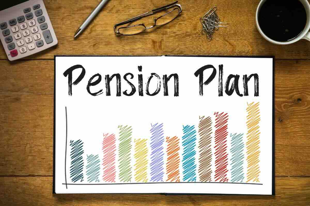 Grafico colorato, scritta "Pension plan", penna, occhiali da vista