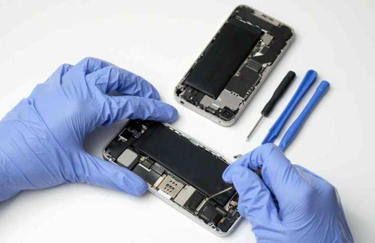 esperto che ripara uno smartphone
