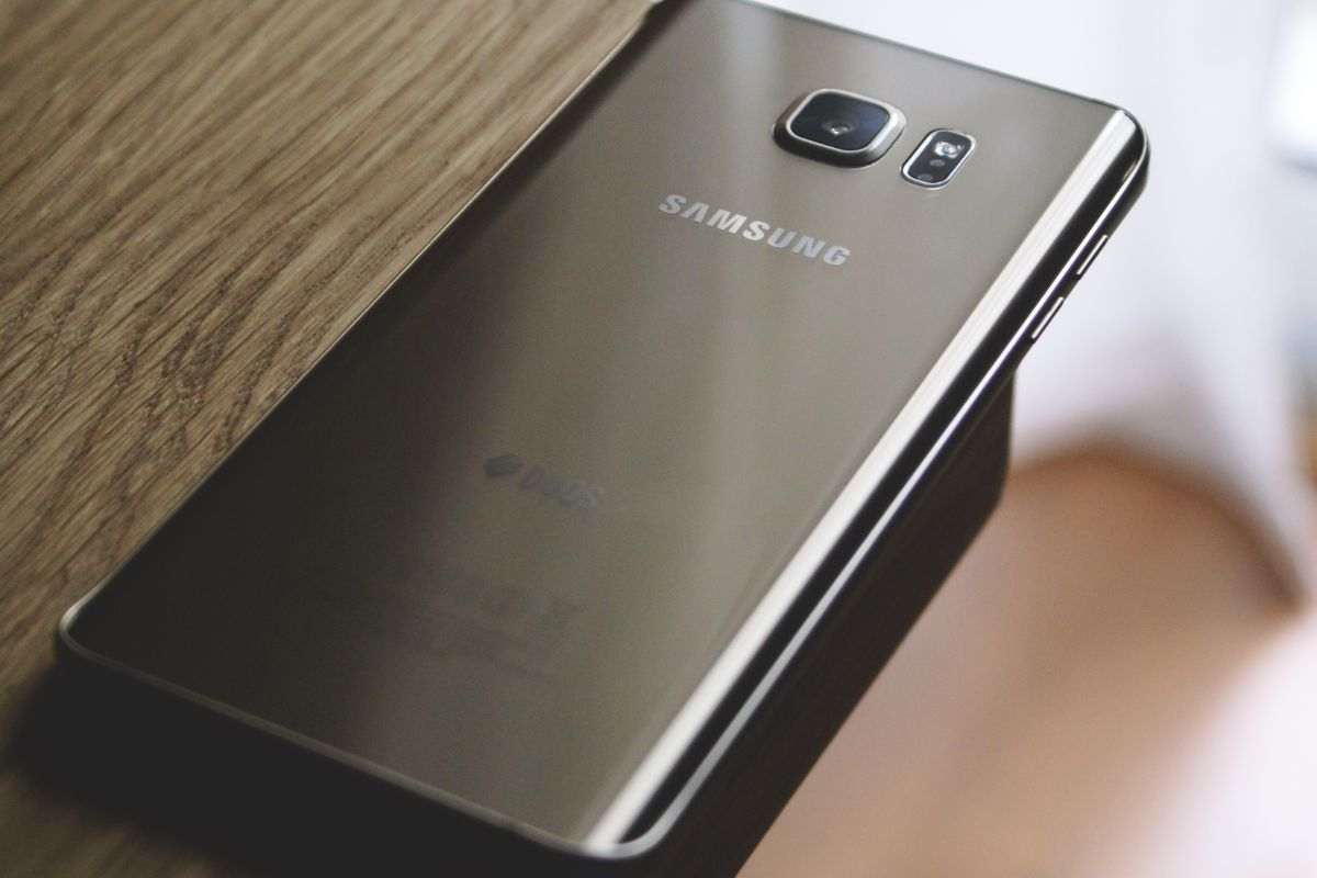 smartphone samsung galaxy su un tavolo