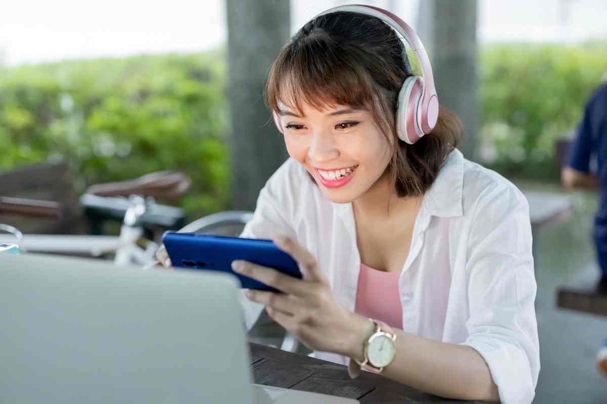 ragazza che gioca con lo smartphone