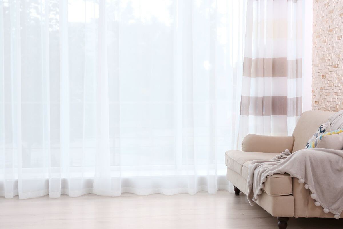 Tenda bianca, divanetto beige