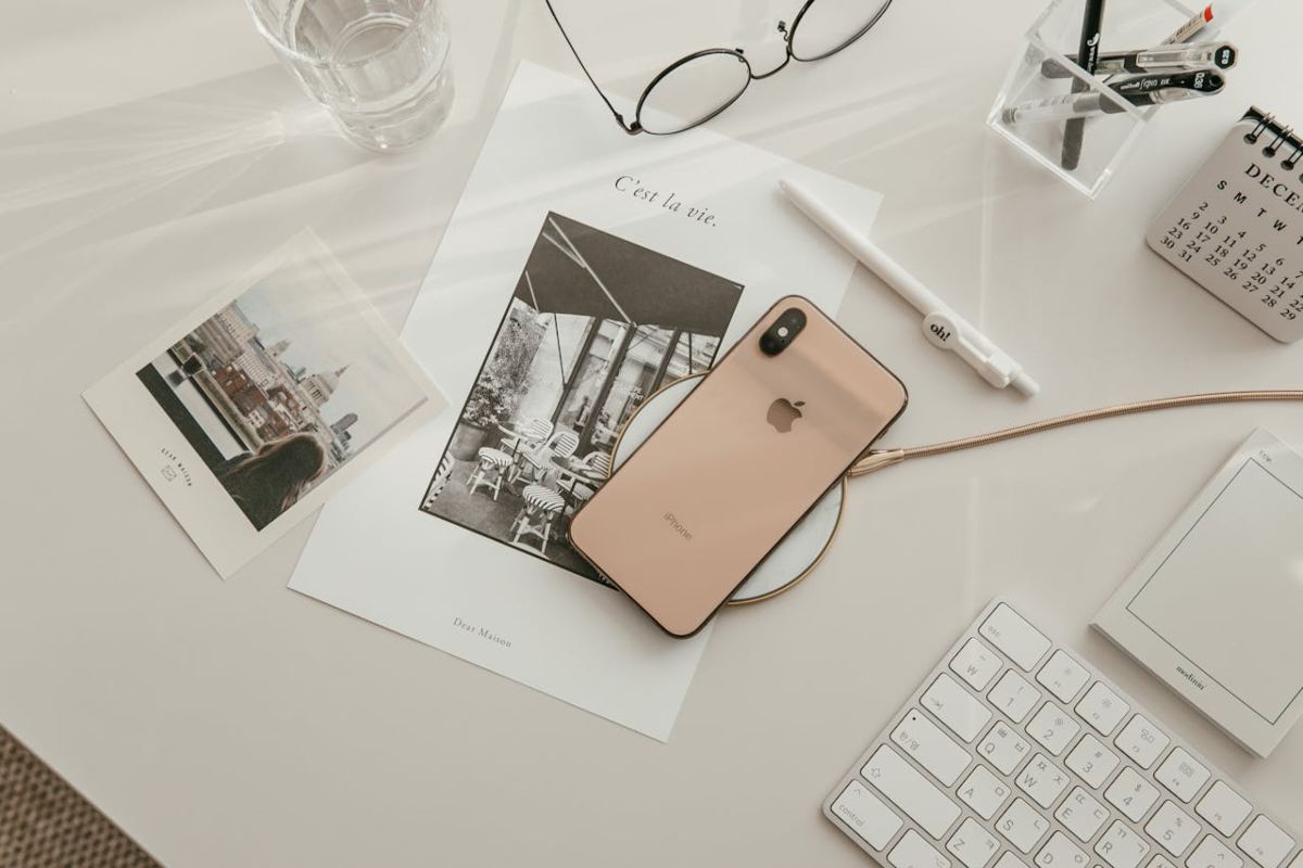Smartphone in carica su scrivania