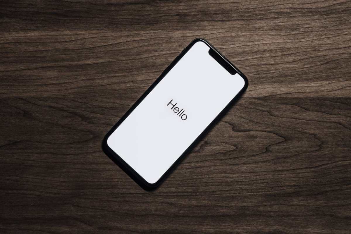 iPhone acceso con scritta Hello